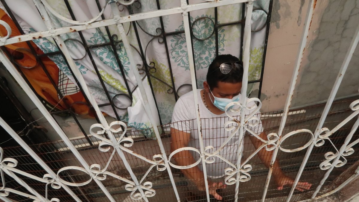 Las casas de los habitantes de la ciudadela están cerradas con rejas y alambres. Varias peatonales han corrido la misma suerte.