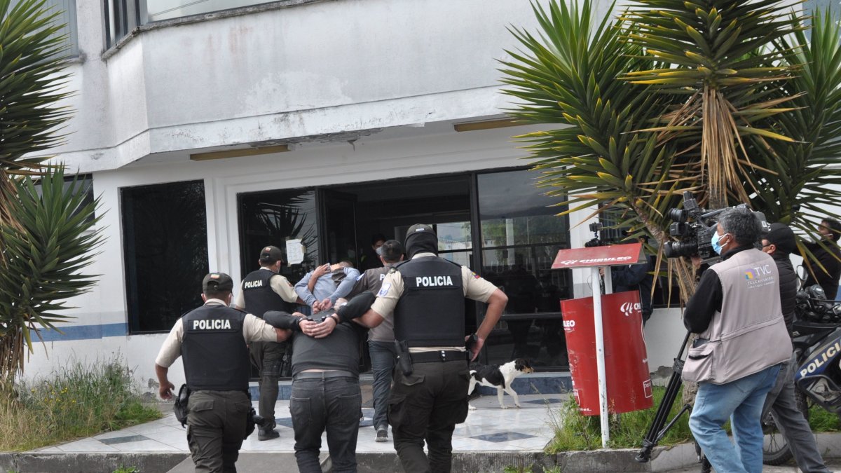 Dos extranjeros fueron capturados por la policía por su posible implicación en el robo a cajeros en ese cantón de Pichincha. Otro sospechoso evadió a los agentes.