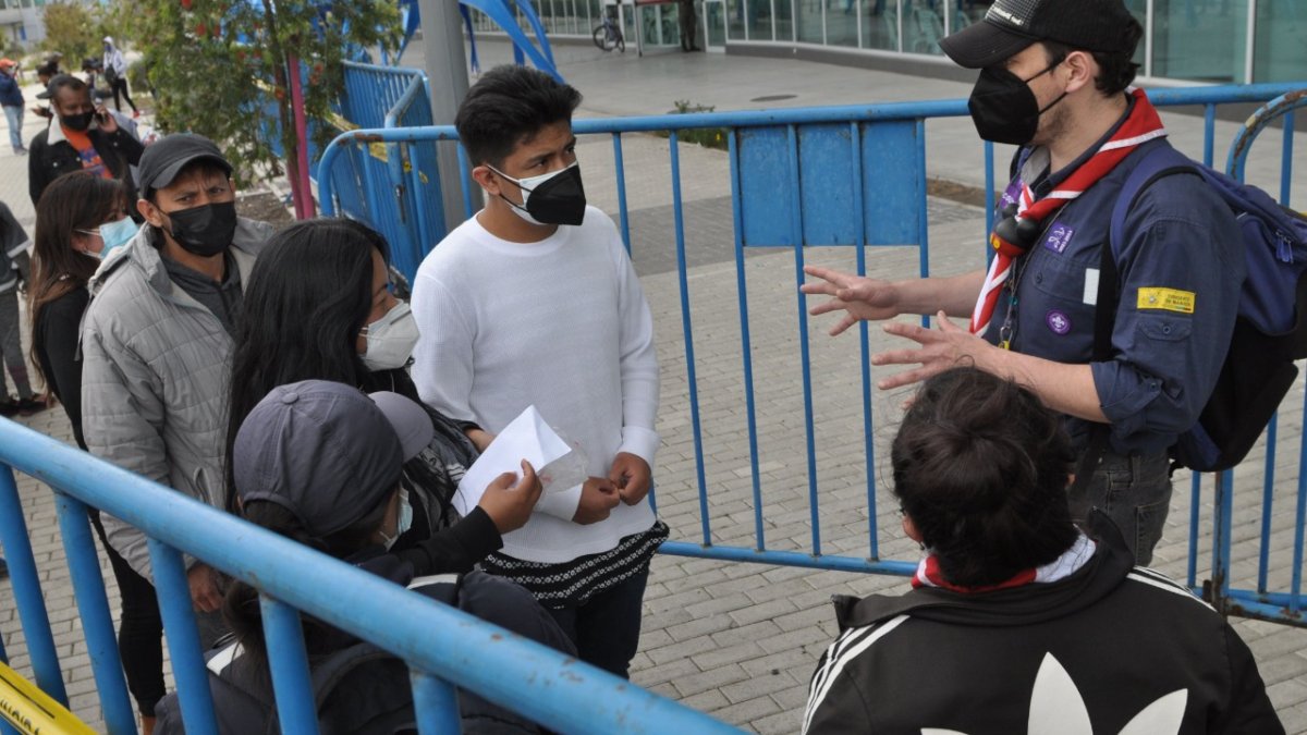 Quito. Un joven boy scout da información sobre las vacunas. Él es voluntario del Ministerio de Salud Pública.