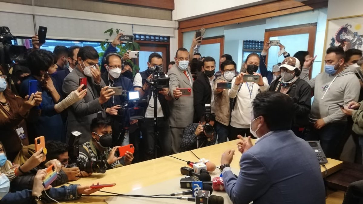 Ya en el despacho municipal agregó que no tomará acciones legales en contra de Santiago Guarderas, quien ya se había posicionado en el cargo y tomado algunas decisiones que quedarían también sin efecto.