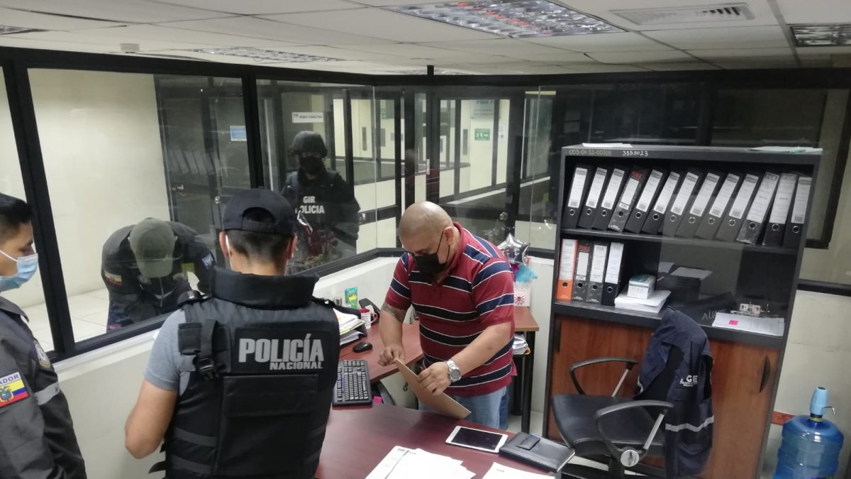 Procedimiento. El área donde labora la funcionaria fue revisada por la policía y agentes de Transparencia.