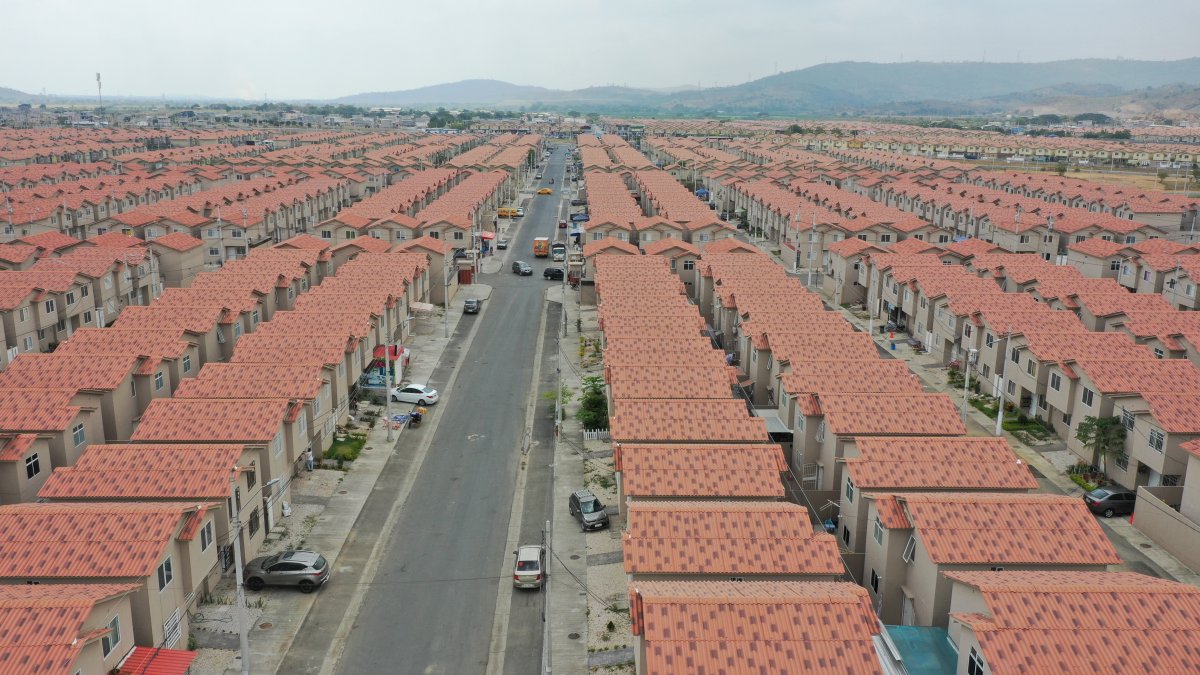 Panorámica. Así luce el plan habitacional Mi Lote, en Villa Bonita, donde la empresa constructora afirma que el contrato solo contempla la construcción de casas y no la urbanización de la zona.