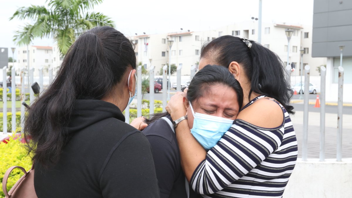Familiares del conductor Gonzalo Romero Vera lloran su muerte.