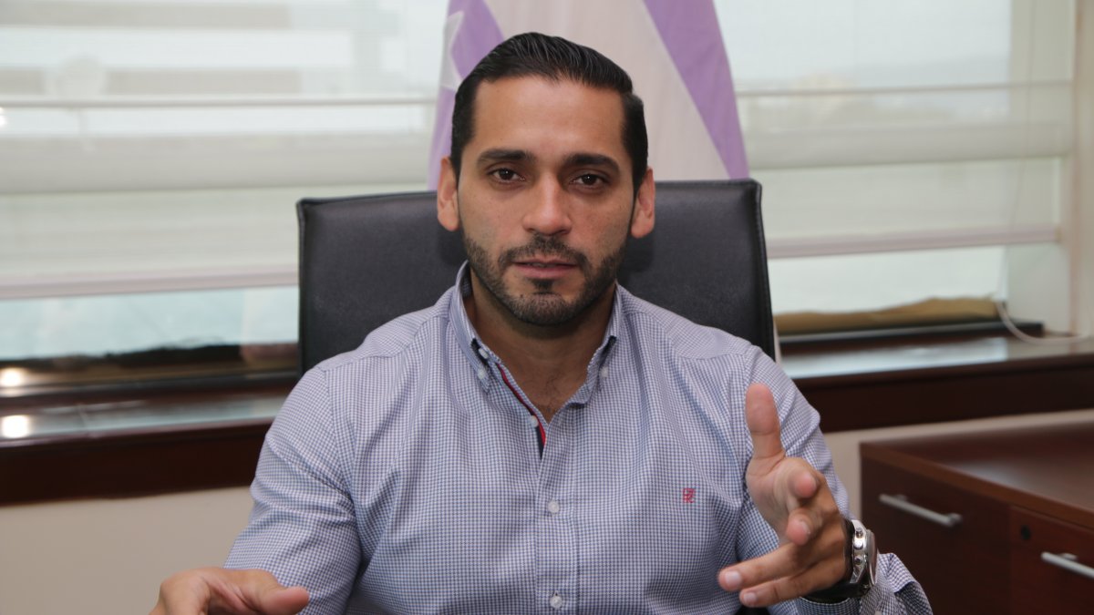 Es el viceministro de Desarrollo Productivo del Ministerio de Agricultura. 