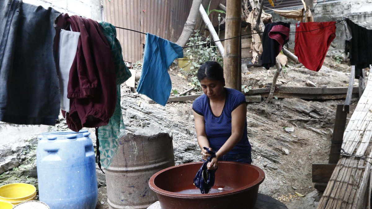 Esta madre sostiene a su familia de siete personas, incluidos dos adultos mayores, con los ingresos que percibe por lavar ropa.