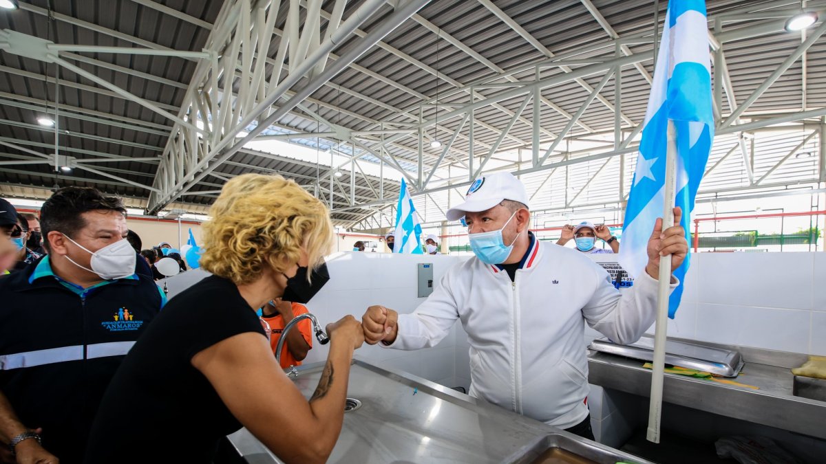 Referencial. Cynthia Viteri muestras sus músculos.