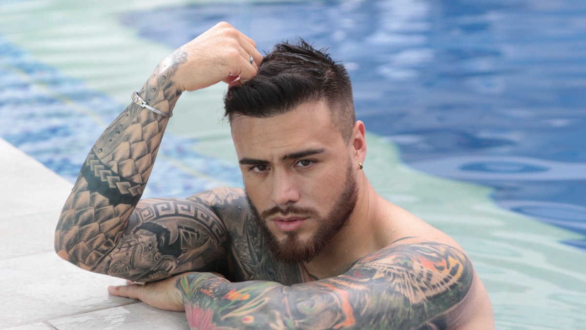 Ricardo Delgado, quien suele 'incendiar' las redes sociales, se dio a conocer en el reality Calle 7 (TC)