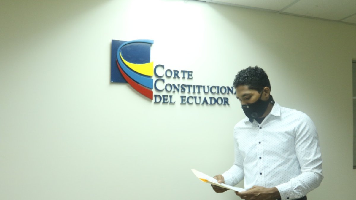 Fernando Alburquerque, uno de los líderes, afuera de la Corte Constitucional, donde se analizará la consulta.