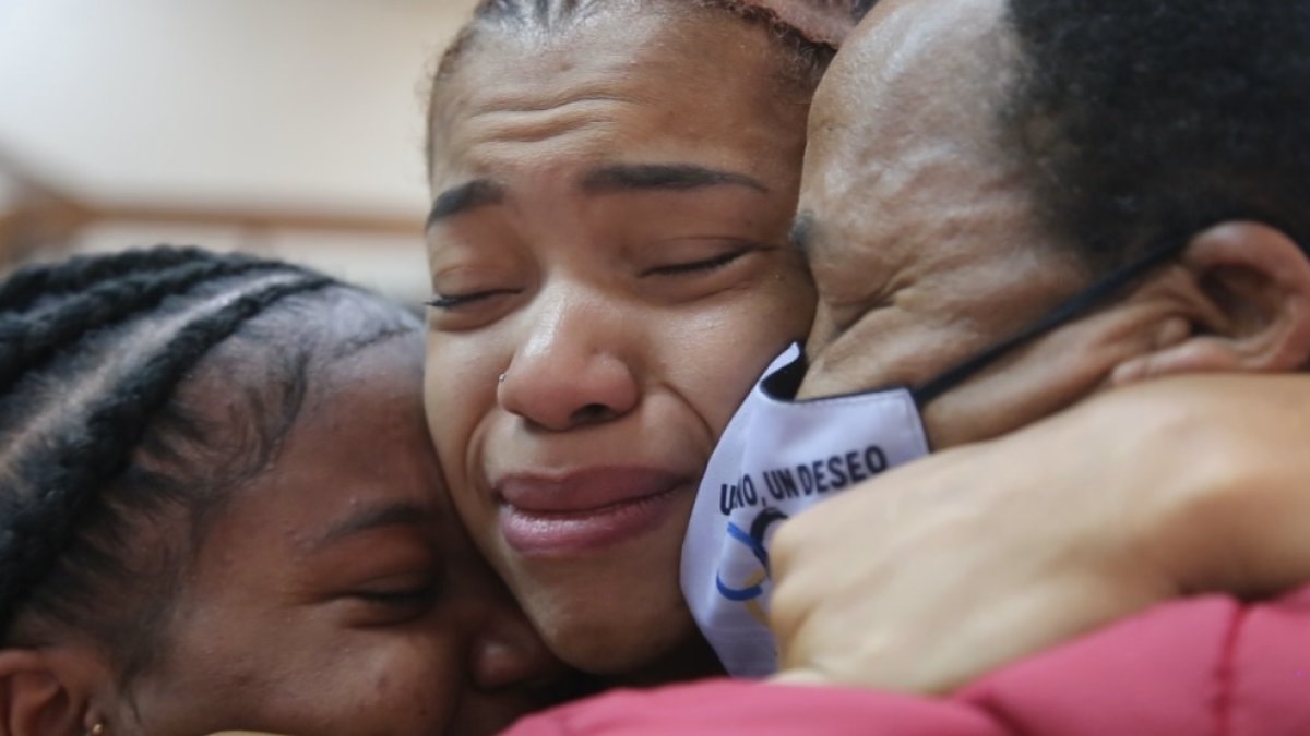 Familiares de Neisi Dajomes lloran al confirmarse la medalla de oro en los Juegos Olímpicos