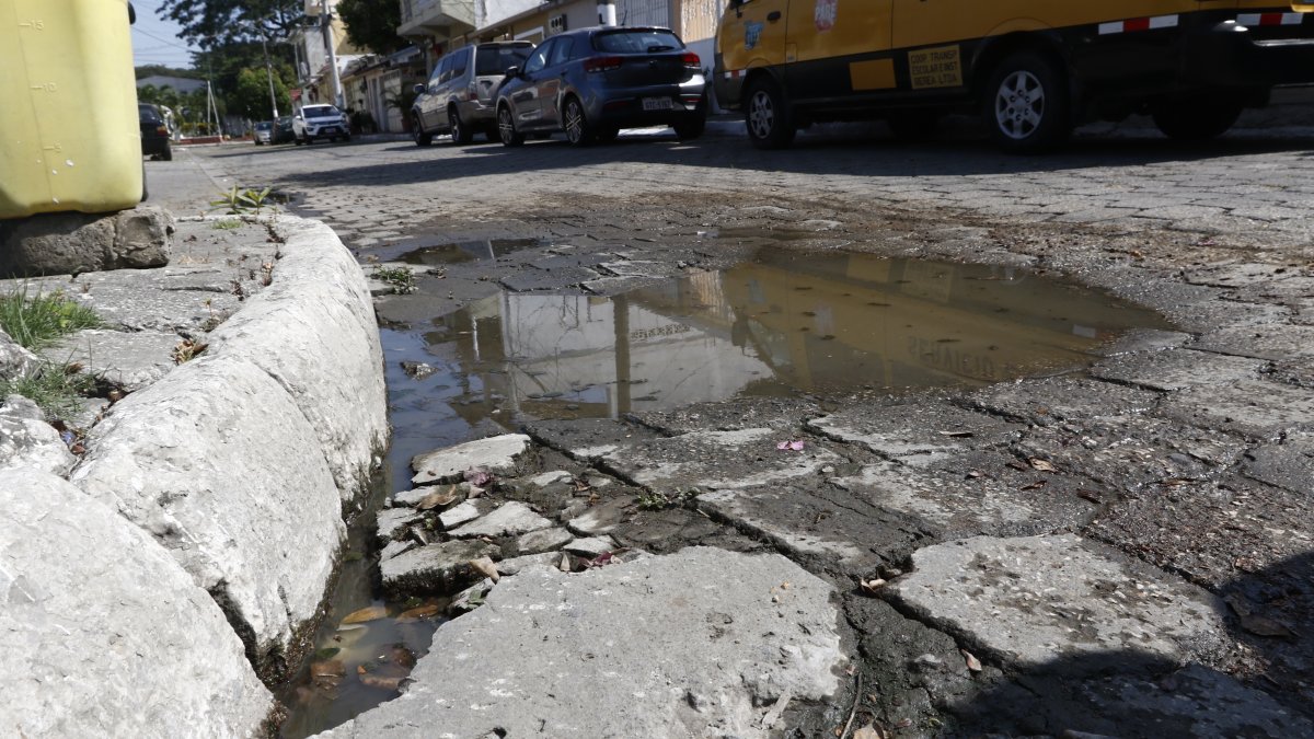 Pedazos de concreto desiguales y rotos, permanecen en el recorrido.