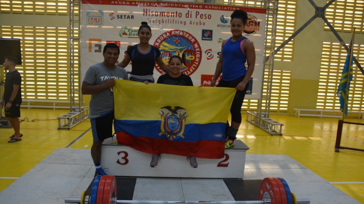 Neisi, de pie a la derecha, junto a parte del equipo con el que se inició, entre ellos Walter Llerena, a la izquierda.