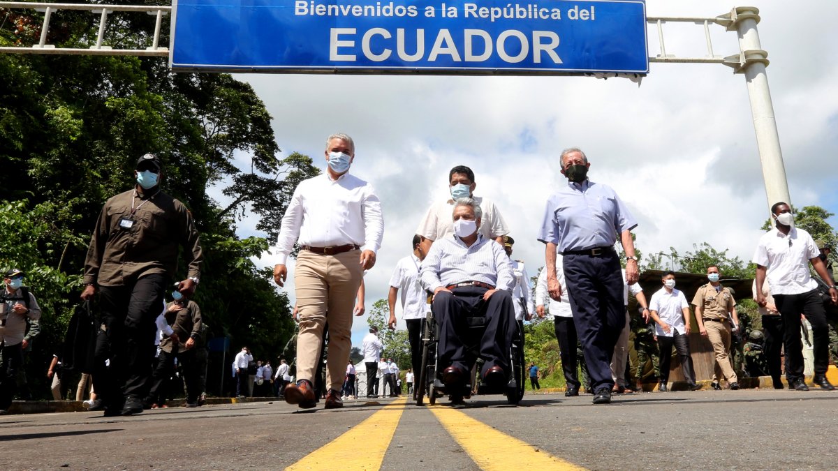 Visita. En enero de 2020 autoridades del gobierno del expresidente Lenín Moreno visitaron el puente y los trabajos aún no habían concluido.
