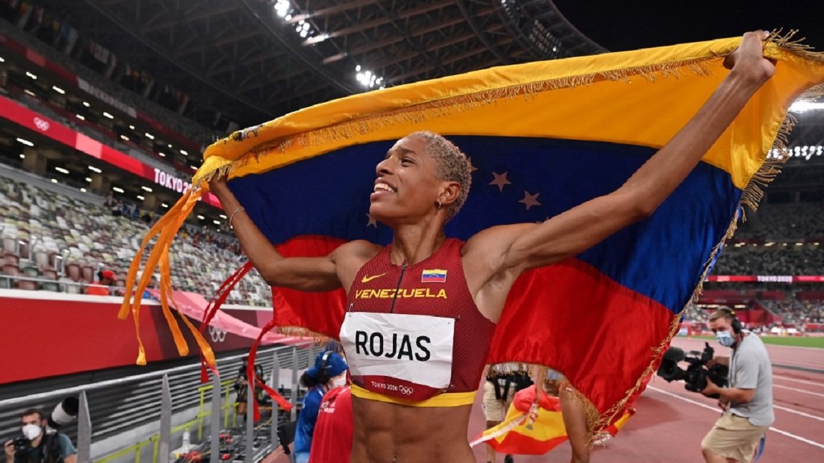 La venezolana Yulimar Rojas celebra tras conseguir la medalla de oro en la final femenina de triple salto durante los Juegos Olímpicos 2020, este domingo en el Estadio Olímpico de Tokio (Japón).