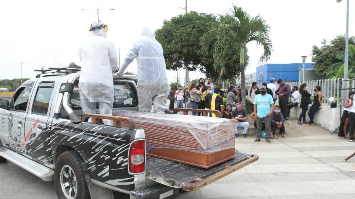 En la época en que falleció la abuela de Katherine, la manipulación de féretros se llevaba a cabo bajo estrictos protocolos de bioseguridad. No podían realizarse velorios ni sepelios.