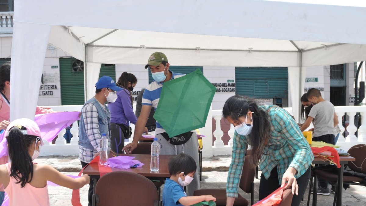 Capacitación. El taller de elaboración de cometas tuvo acogida y se respetó  las medidas de bioseguridad.