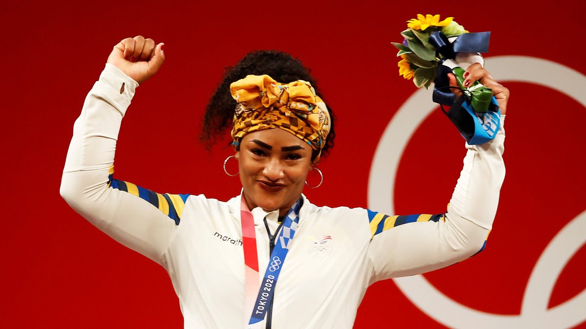 Tamara Salazar celebra luego de ganar la presea de plata en los Olímpicos de Tokio.