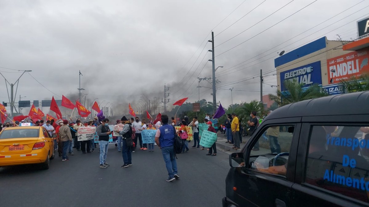 Un grupo de maestros marchan y queman llantas en la vía Durán-Puntilla, exigen la vigencia de Ley de Educación reformada.