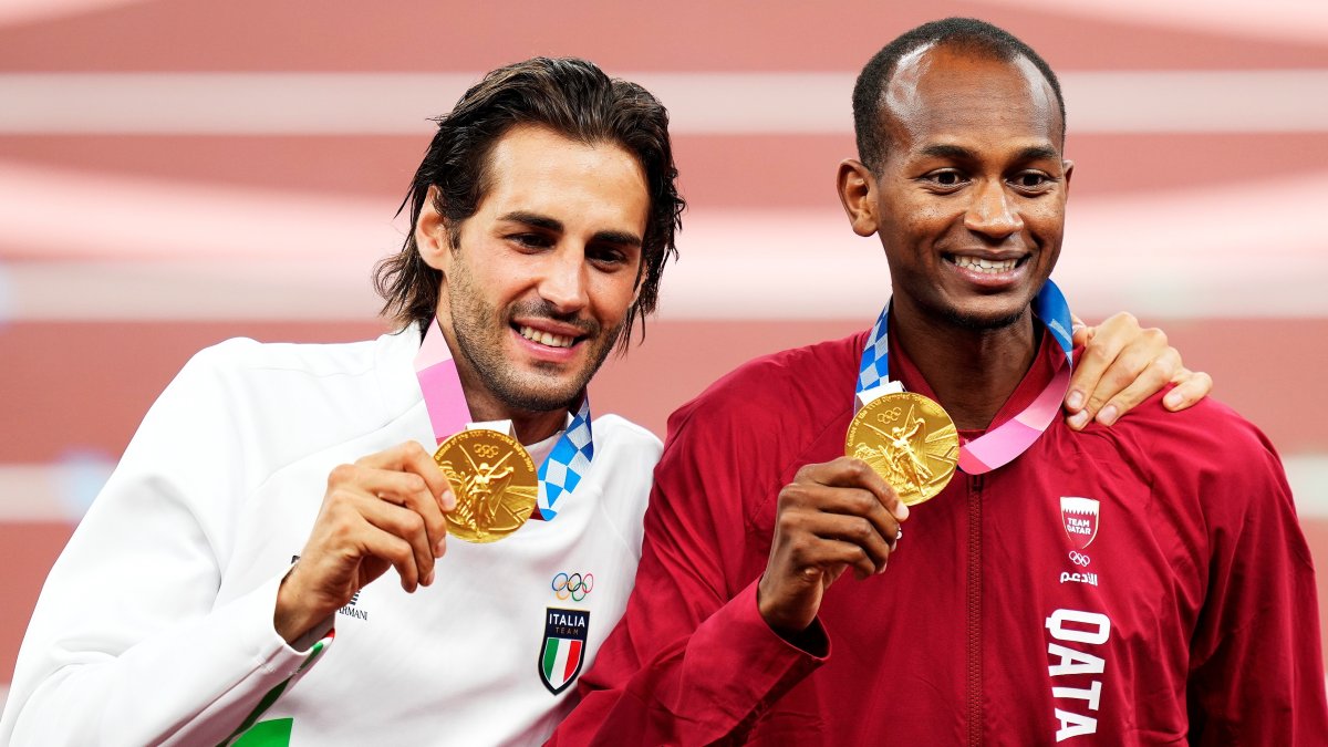 El catarí Mutaz Essa Barshim (d) y el italiano Gianmarco Tamberi (i) lucen su doble oro en las pistas de Tokio.