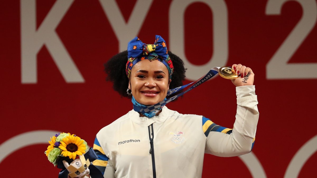 Neisi Dajomes durante su proclamación como ganadora en los 76 kilógramos de la halterofilia.