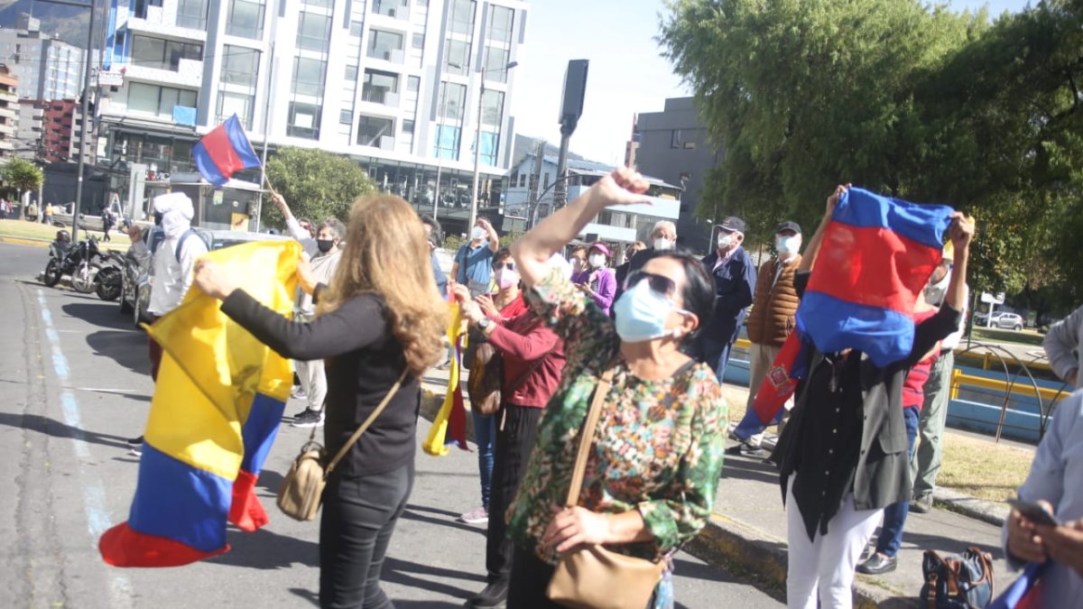 Plantón. Ciudadanos llegaron a los exteriores de la Corte de Pichincha a rechazar la actuación de dos judiciales.