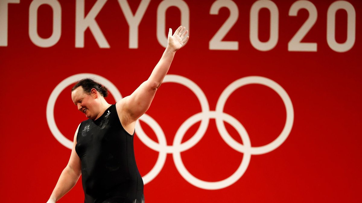 Laurel Hubbard no logró pasar del arranque en halterofilia.