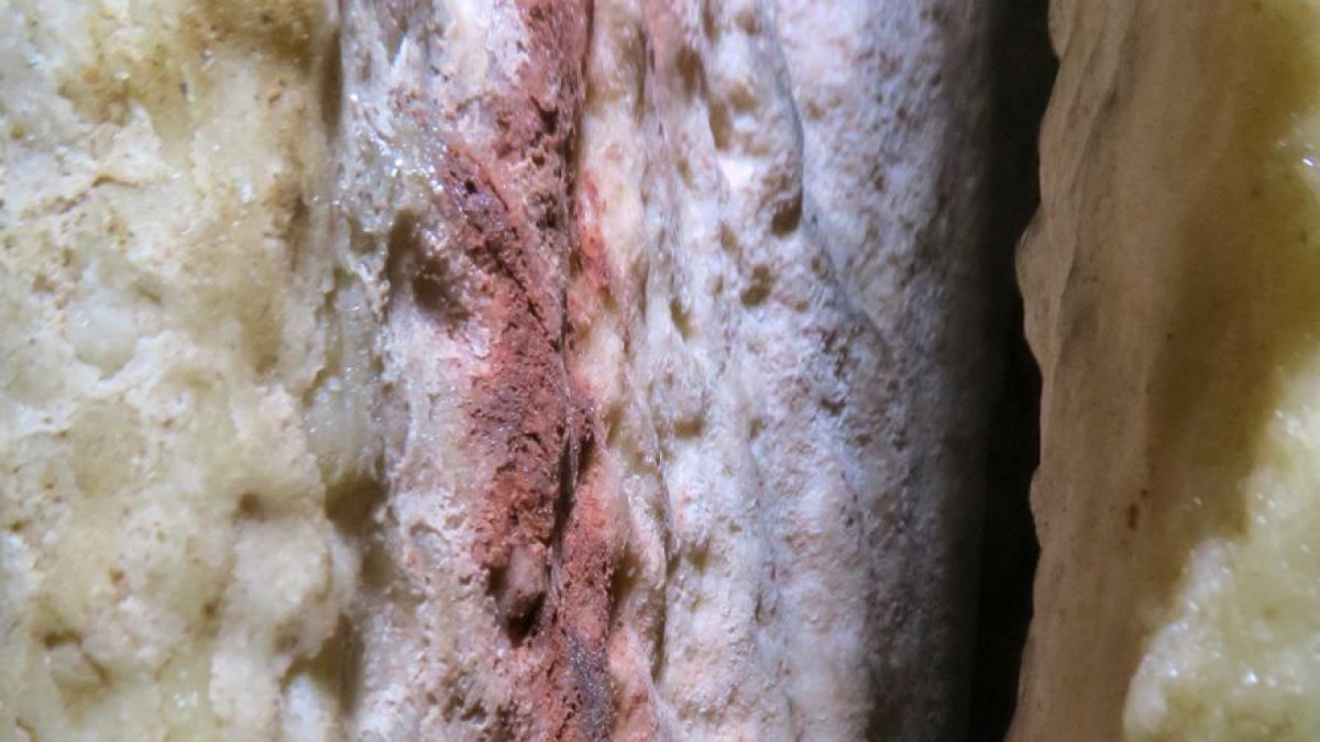 En la imagen, las marcas rojas encontradas en una estalagmita en la caverna de Ardales (en Málaga, España), que podrían ser las pinturas rupestres más antiguas del mundo conocidas hasta ahora.