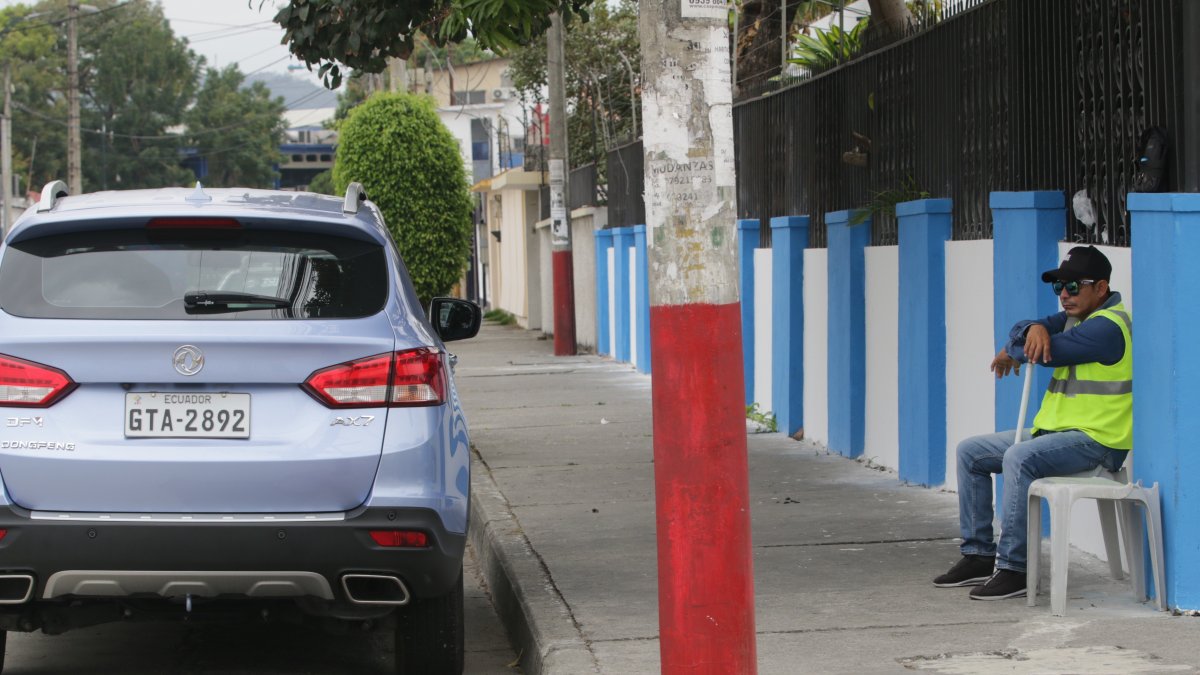Los residentes de la ciudadela Bolivariana se han visto obligados a contratar a cuidadores de carros, con el fin de evitar el robo de los vehículos o de sus accesorios.