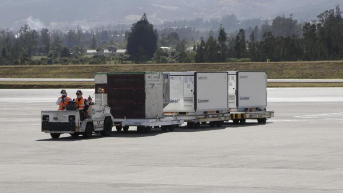 Un nuevo lote de antídotos contra la covid llegó esta mañana al aeropuerto de Quito