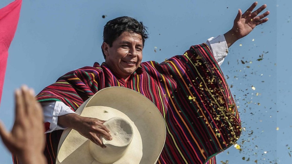 El docente, sindicalista y ahora presidente del Perú está causando malestar en la oposición con sus primeras acciones.