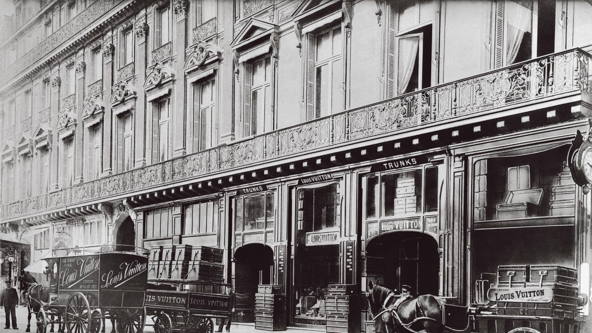 Retrato facilitado de la tienda de Louis Vuitton en la rue Scribe 1, de París, tomada sobre 1872. Se cumplen este 4 de agosto doscientos años del nacimiento de Louis Vuitton, un francés iletrado y de origen obrero que revolucionó el mundo de los viajes y el lujo creando las primeras maletas planas y convirtiéndose en el patriarca de una de las sagas industriales más famosas.
