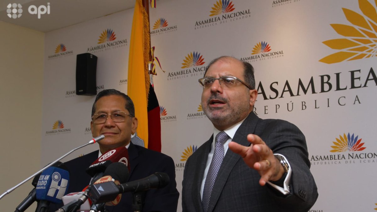 El legislador Kronfle (d) junto a su par Almeida en la presentación del proyecto de ley.