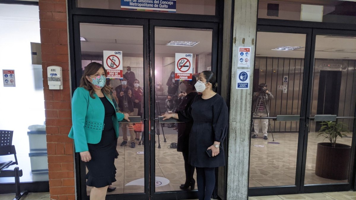 Cierre. Brith Vaca, alcaldesa, y Mónica Saldoval, concejala, intentan abrir la puerta de la sala de sesiones.