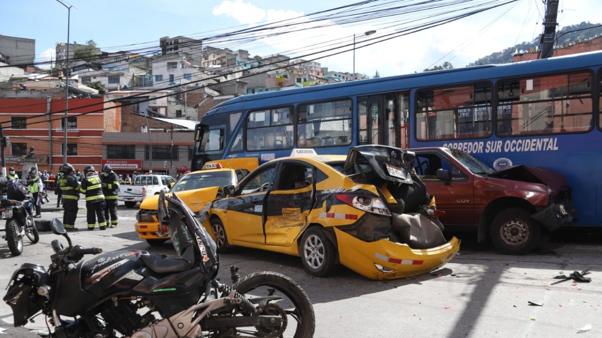 Entre los afectados, además de los vehículos, se encuentra una motocicleta. Los heridos fueron llevados a casa de salud.