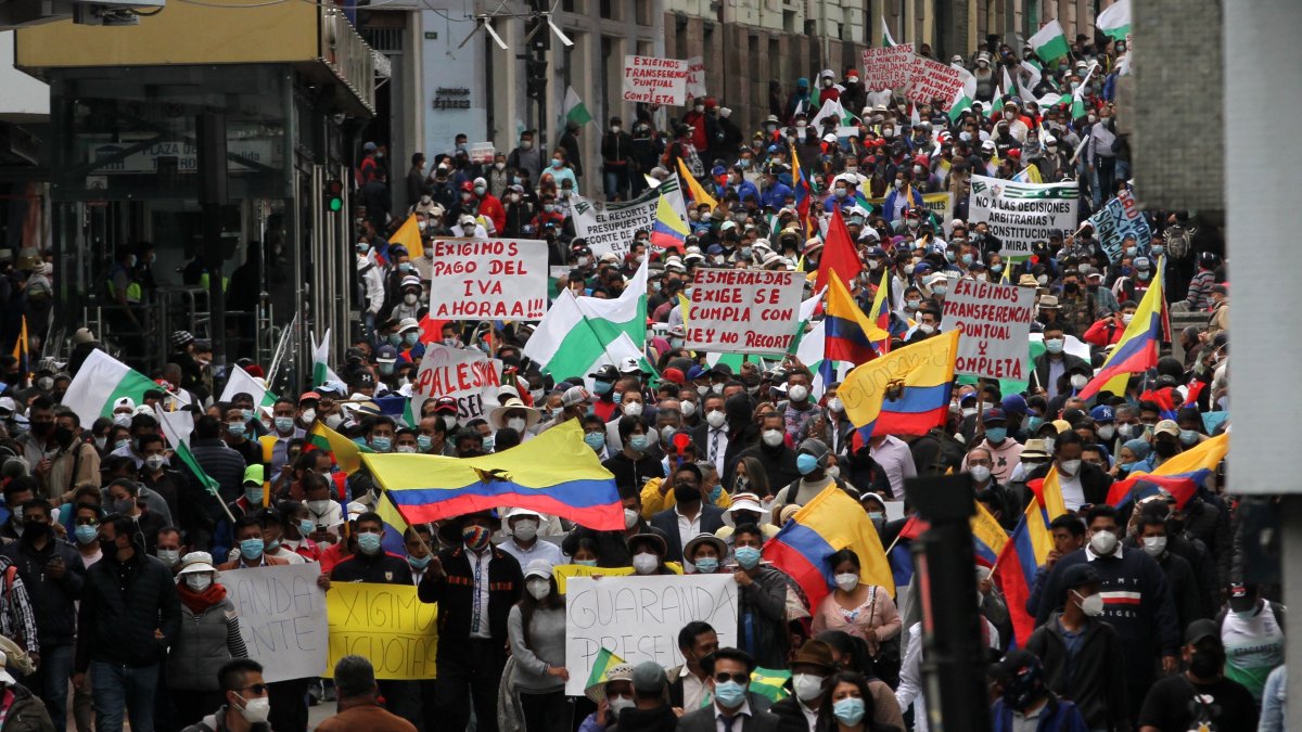 En marzo de 2021, alcaldes y personal de la Asociación de Municipalidades del Ecuador protagonizaron una protesta hasta el Palacio de Carondelet para exigir el pago del IVA
