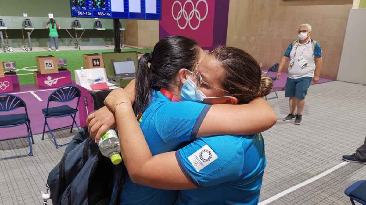 Marina Pérez (d) consuela a Diana Durango tras quedar fuera en tiro olímpico. Dijeron que viajaron sin entrenador.