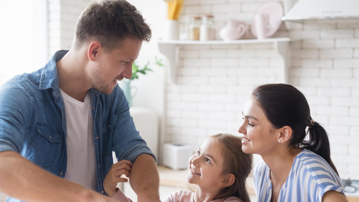 Los padres son los responsables de enseñar a los niños a tener una buena alimentación.