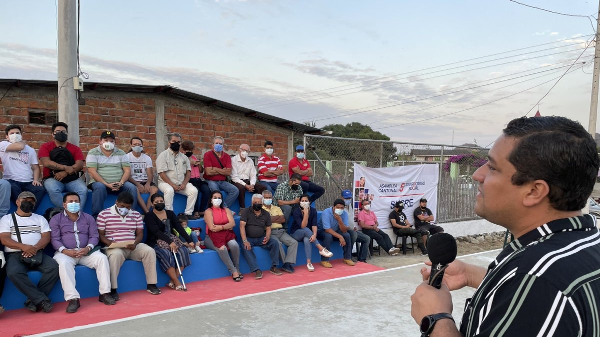 Militantes de Compromiso Social en Sucre, provincia de Manabí, participan de una asamblea de cara a la convención.