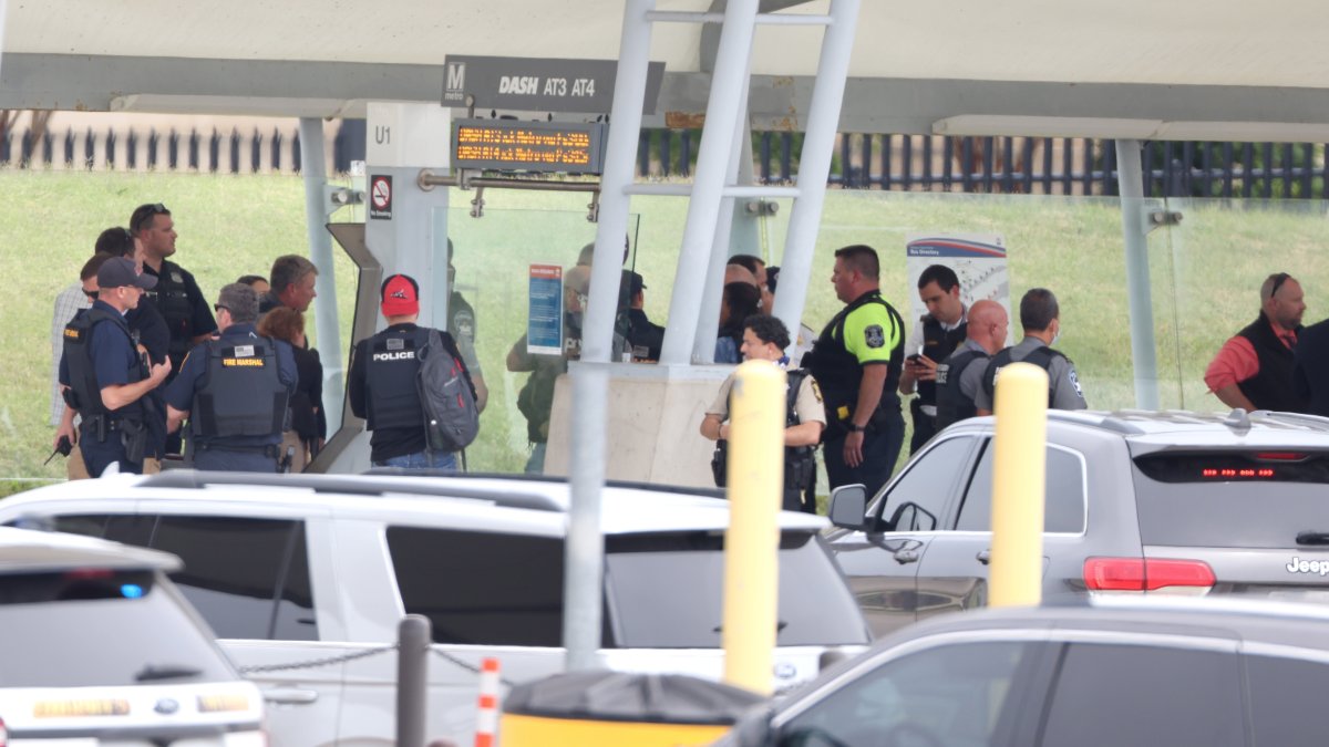 Vista de autoridades realizando labores de seguridad en inmediaciones de las oficinas del Pentágono, en Arlington.