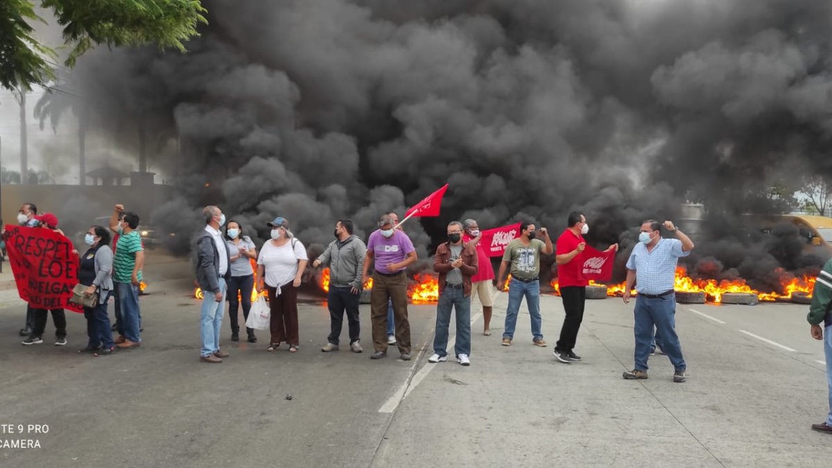 Los maestros llevan 24 días en huelga de hambre para exigir la vigencia de la Ley Orgánica de Educación Intercultural.