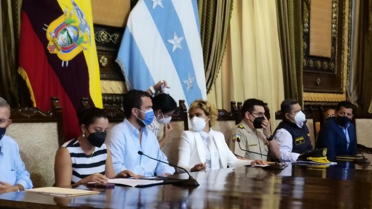 Autoridades de Guayaquil en rueda de prensa.