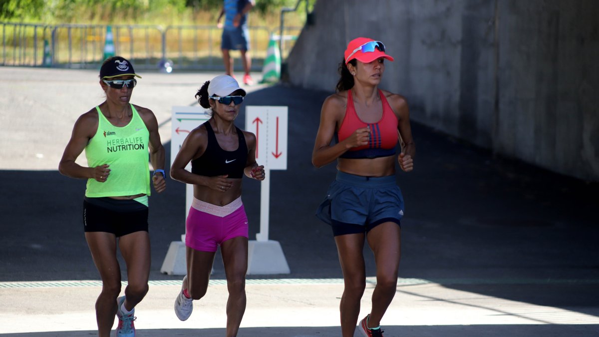 Fotografía cedida este miércoles por el Comité Olímpico Ecuatoriano que muestra a varios marchistas de la delegación de atletismo de Ecuador.