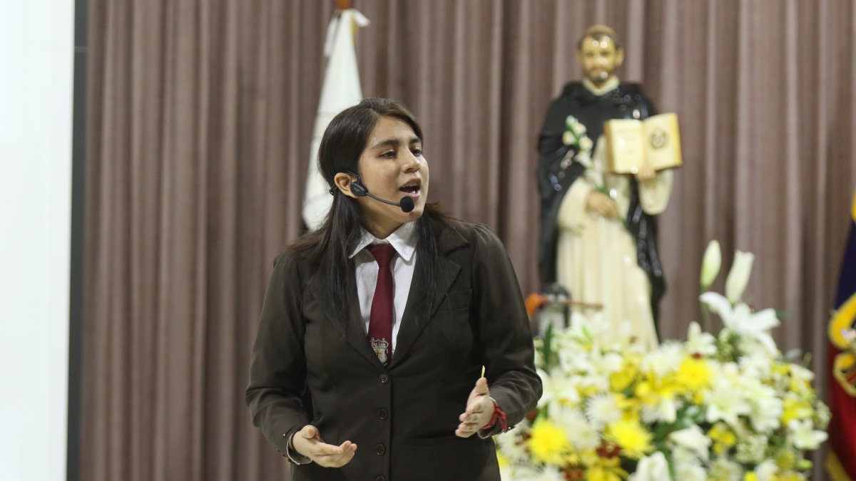 Una de las estudiantes participantes en el concurso en honor a Santo Domingo de Guzmán.
