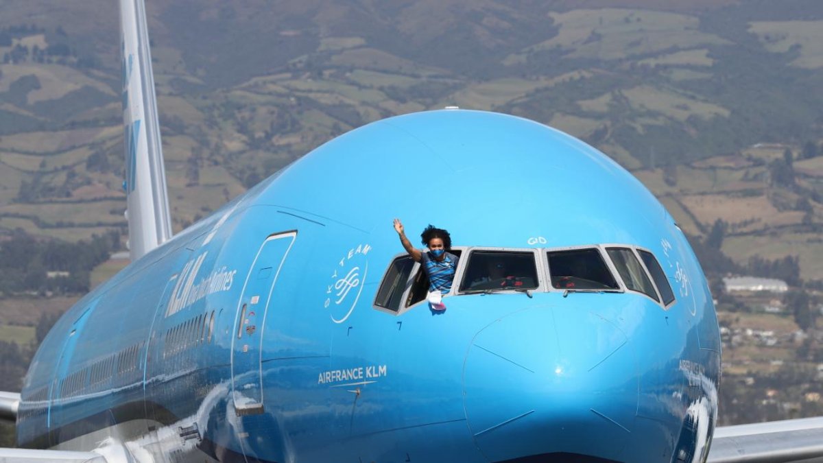Neisi Dajomes saluda desde la ventana del avión a su llegada al país.