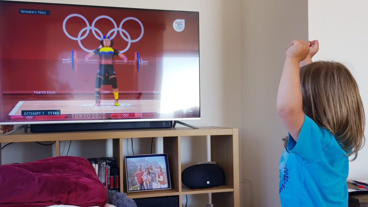 Un padre compartió la foto de su hija, emocionada con el triunfo de las competidoras.