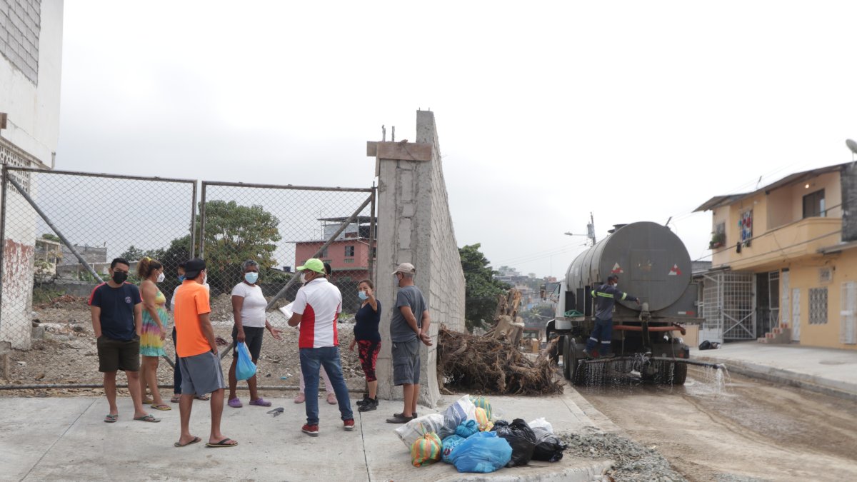 Vecinos de Colinas de la Alborada, a la espera de que un terreno se convierta en un lugar de utilidad.