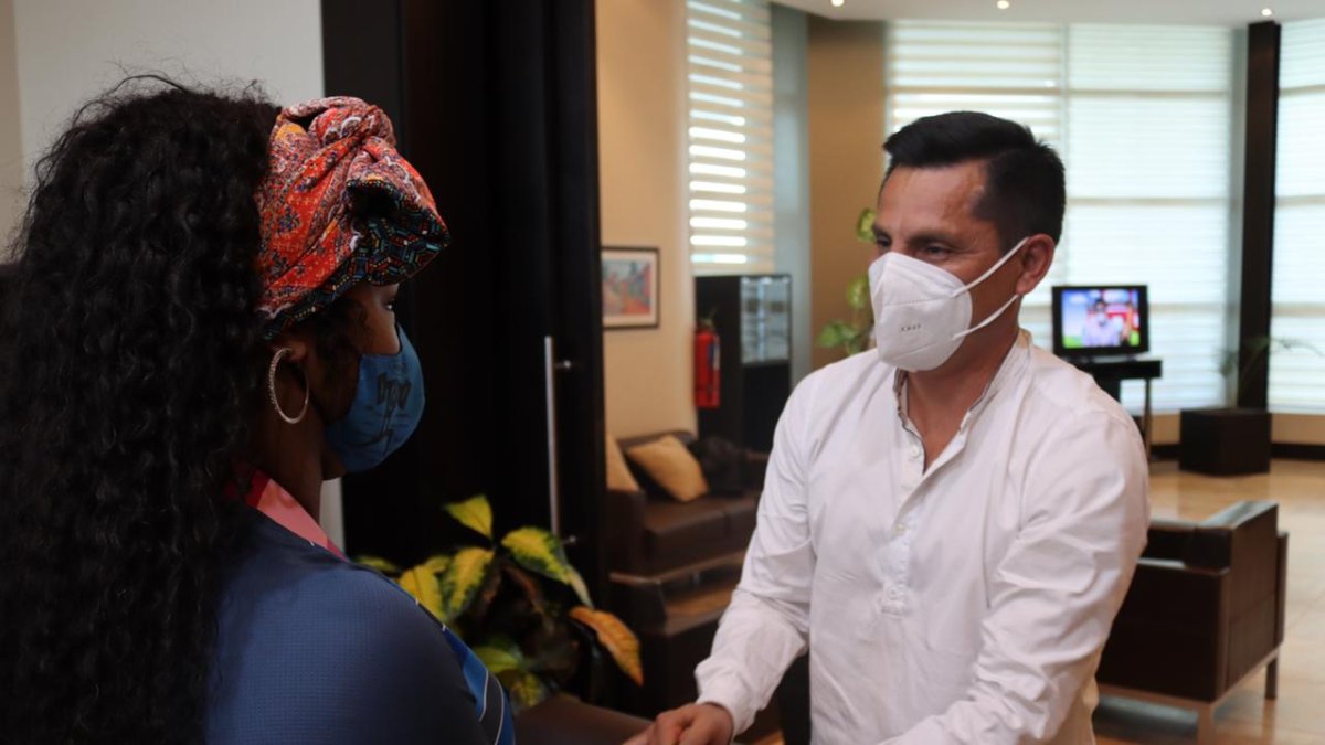 El campeón olímpico de marcha, Jefferson Pérez, dio la bienvenida a las campeonas en halterofilia en Tokio.