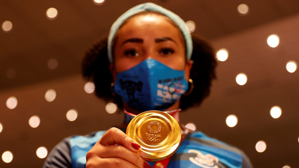 Neisi Dajomes terminó con al medalla de oro colgada en su cuello.