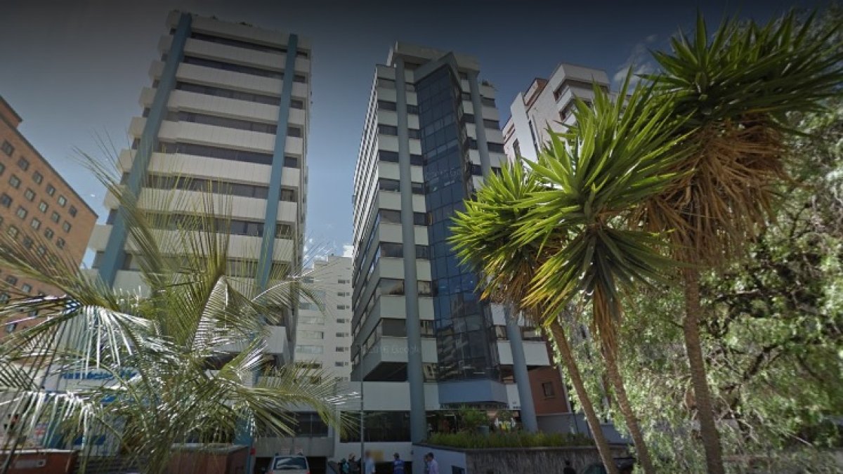 Fachada del edifico en donde funcionan las oficinas de Asobanca, en el norte de Quito.