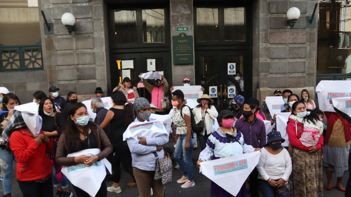 Acción. Decenas de vendedores autónomos portaban ayer pancartas y carteles de respaldo a la autoridad municipal. Acudieron con familiares y amigos a los exteriores del Cabildo.