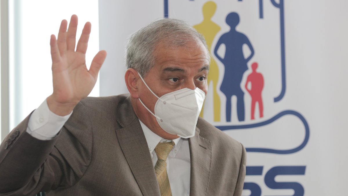 Andino es médico cirujano especialista en medicina interna y neurología. Máster en epidemiología, VIH/SIDA y un doctorado en Medicina Interna y Salud Pública.